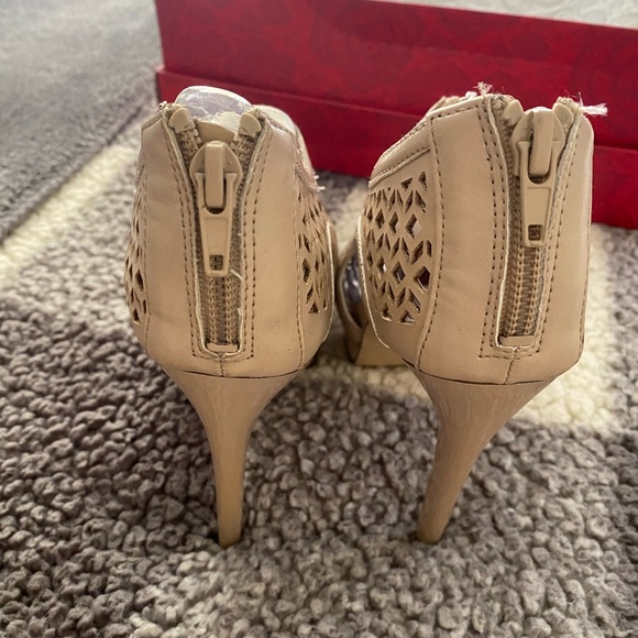 Heels - Picture 3 of 4